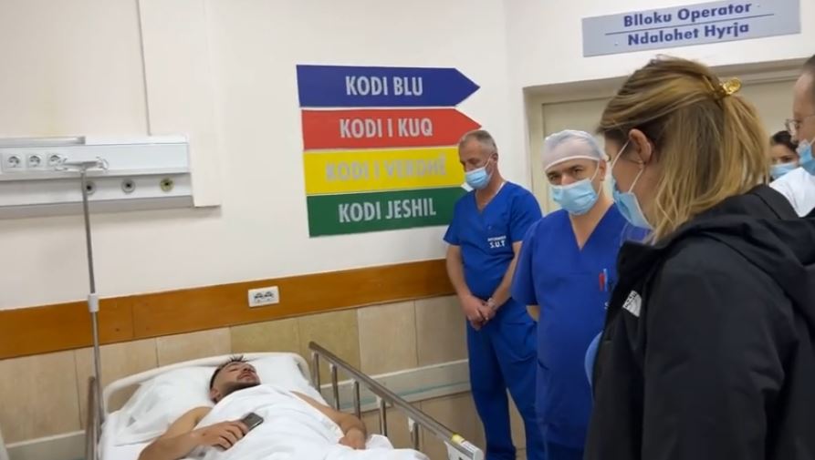 PAMJET/ Manastirliu mbërrin te Trauma, viziton të lënduarit nga aksidenti i ndodhur në Tiranë