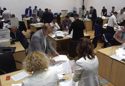 PAS MË SHUMË SE DY ORË PUSHIMI/ Nis numërimi i votave për anëtarët e Këshillit Kombëtar të PD-së