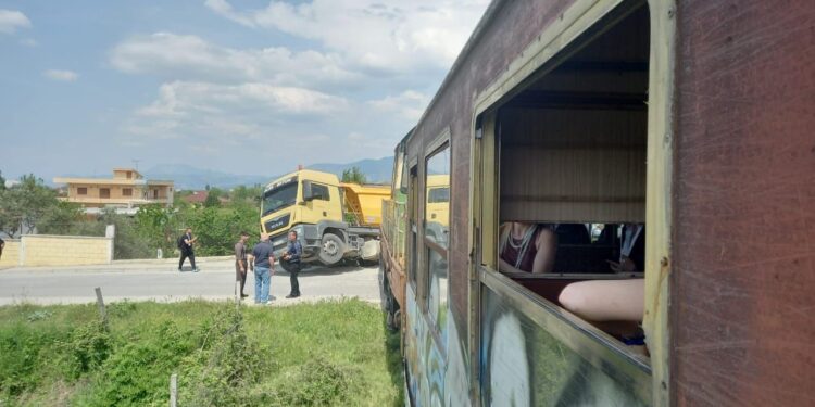 TJETËR AKSIDENT I FRIKSHËM/ Treni përplaset me kamionin në Mamurras (PAMJET)