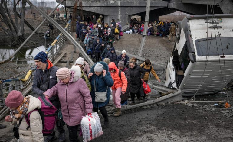 E RRETHUAR PREJ JAVËSH NGA RUSËT/ Sot nis operacioni për evakuimin e civilëve në fabrikën e çelikut në Mariupol