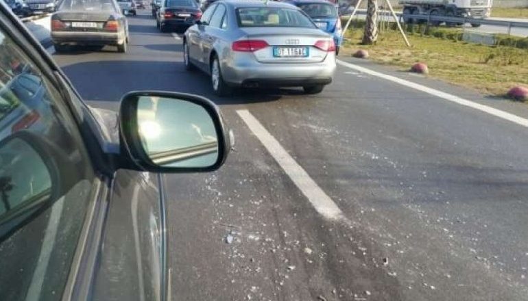 AKSIDENT I RËNDË NË MALLAKASTËR/ “Mitsubishi” përplas këmbësorin dhe merr para tre makina të parkuara