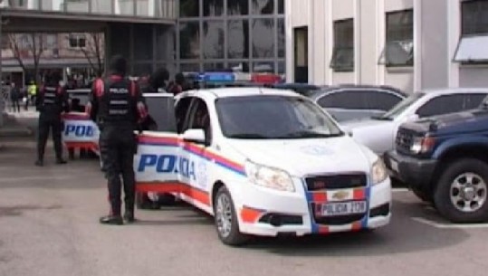 “MË NDIHMONI, IM BIR PO MË DHUNON”/ Policia ndërhyn pas telefonatës, arrestohet 20-vjeçari