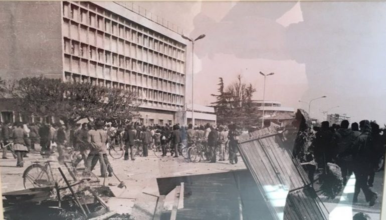 MASAKRA E 2 PRILLIT NËPËRMJET FOTOGALERISË! Pamjet e rralla nga ngjarja që tronditi vendin