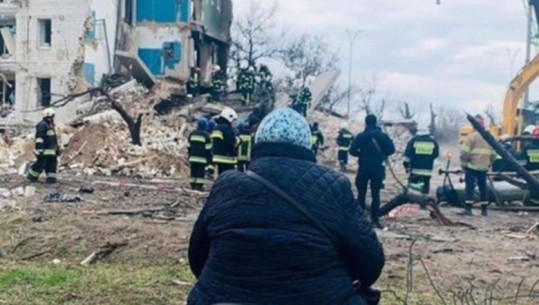 FOTOLAJM/ Histori tronditëse nga Ukraina, Liudmyla 3 ditë e ulur para godinës së shkatërruar: Kam motrën dhe nipin…
