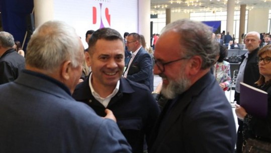 FOTOLAJM/ Dritan Leli i buzeqëshur në Kongresin e PS, takon Ahmetajn