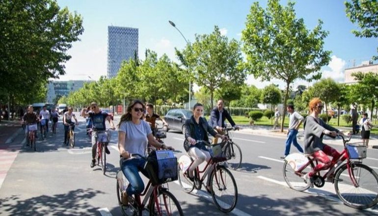 17 PRILLI DITA PA MAKINA/ Tirana organizon aktivitete, DJ më të njohur mblidhen në Parkun e Liqenit