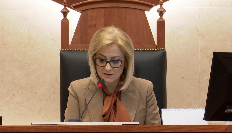“KU KA URREJTJE TË LULËZOJË…”/ Nikolla uron besimtarët katolikë për festën e Pashkëve