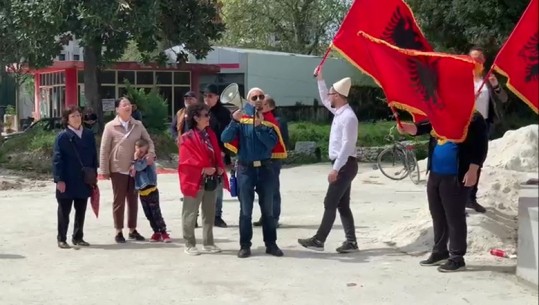 PROJEKTI I RI TE SHESHI I FLAMURIT/ Disa qytetarë të Vlorës ngrihen në protestë: Po dëmtojnë historinë, është pjesë e…