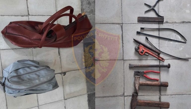 SHKONTE NË BANESA DHE KËRKONTE NJË COPË BUKË/ Arrestohet në Lushnje 80-vjeçari, rikthej nëpër shtëpi për të vjedhur