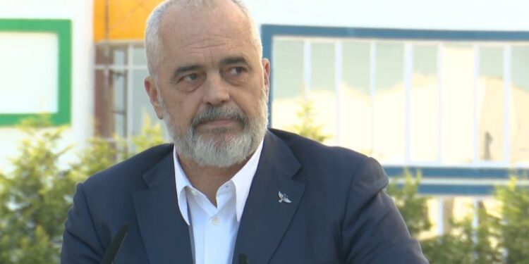 “PËR JU PASKA QENË KJO BOTË”/ Rama dorëzon çelësat e 105 shtëpive të reja në Kamëz, batuta me demokratët