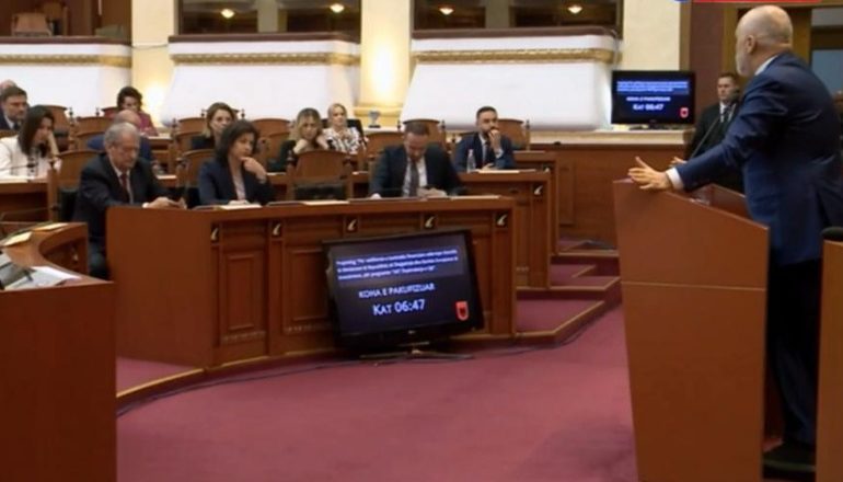 FOTOLAJM/ Nga fundi i sallës në fillim, Berisha “rrëmben” edhe vendin e parë të rreshtit në Kuvend