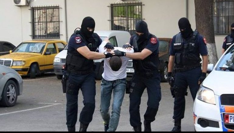 PO TRANSPORTONTE 7 EMIGRANTË TË PALIGJSHËM/ Arrestohet 29-vjeçari në Gjirokastër