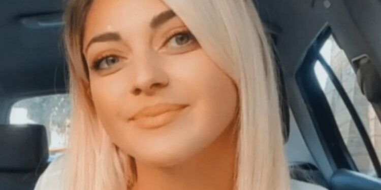 E TRISHTË/ Mes lotësh dhe dhimbjes, përcillet në banesën e fundit 24-vjeçarja shqiptare që humbi jetën në Itali