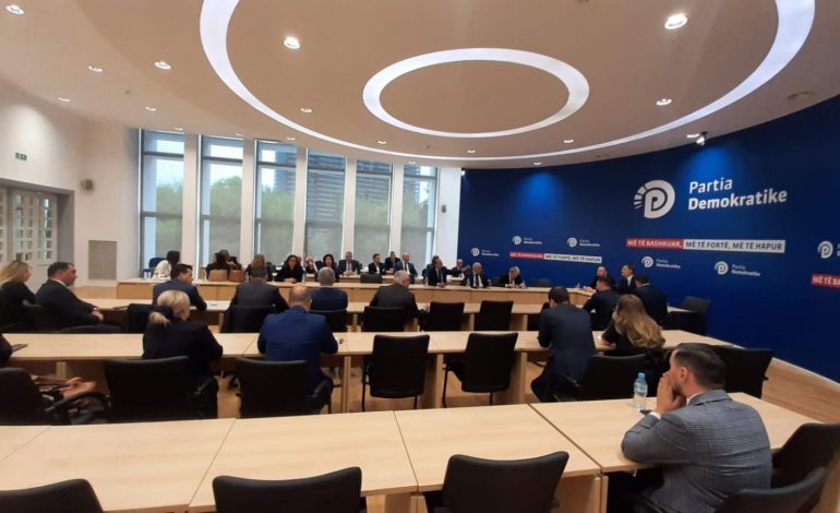 ZBARDHET DEBATI BRENDA GRUPIT PARLAMENTAR TË PD/ Vokshi: Bëj kërkesë në Kuvend për 5 deputetët e përjashtuar. Ja përgjigja e Alibeajt