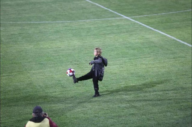 RAMA POSTON FOTON/ Zaho shkelmon topin e parë në stadiumin e ri të Kukësit