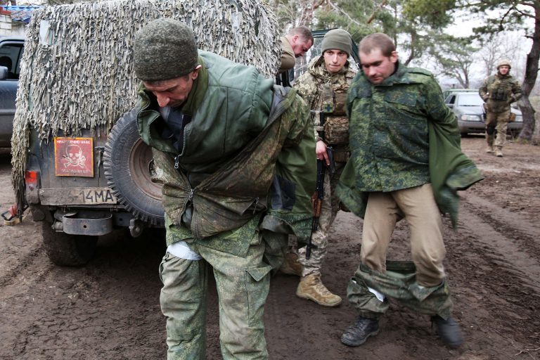 DYSHONIN SE ISHIN SPIUNË/ Dy ushtarët britanikë merren peng nga rusët në Ukrainë