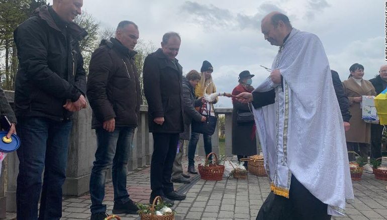 MES LUFTËS, UKRAINASIT MPOSHTIN FRIKËN/ I drejtohen kishave për të festuar Pashkët ortodokse