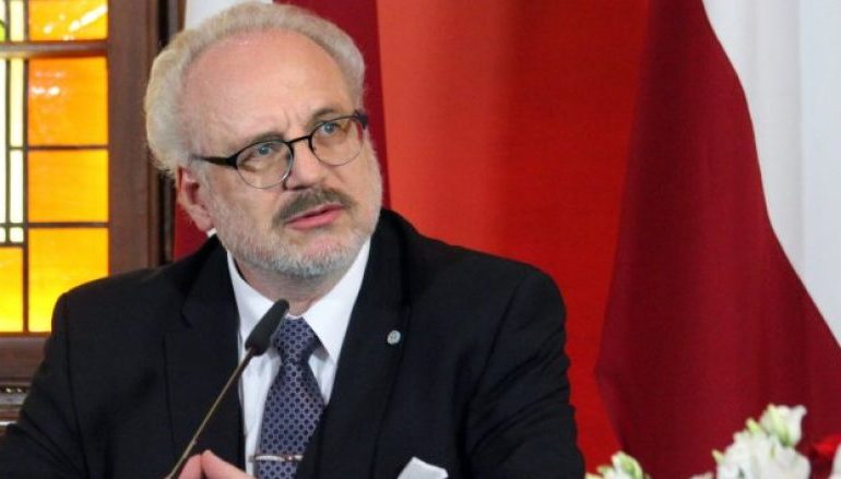 PRESIDENTI I LETONISË SOT VIZITË ZYRTARE NË KOSOVË/ Konferencë me homologen Vjosa Osmani