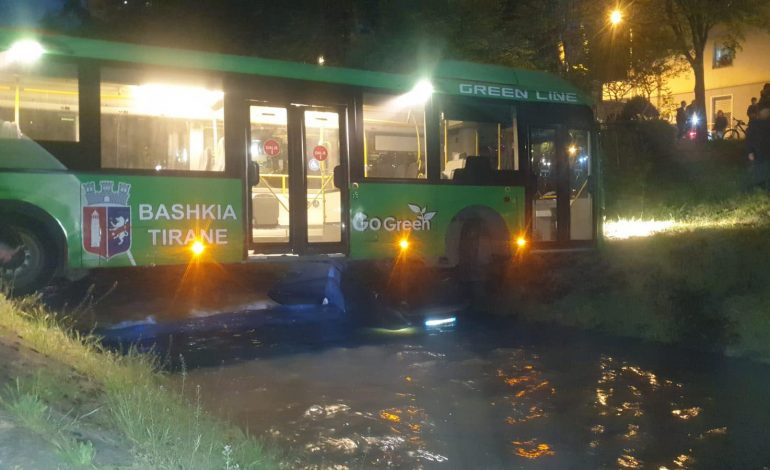 NDODH NË TIRANË! Autobusi i UNAZËS përplaset me makinën, përfundojnë të dy në Lanë