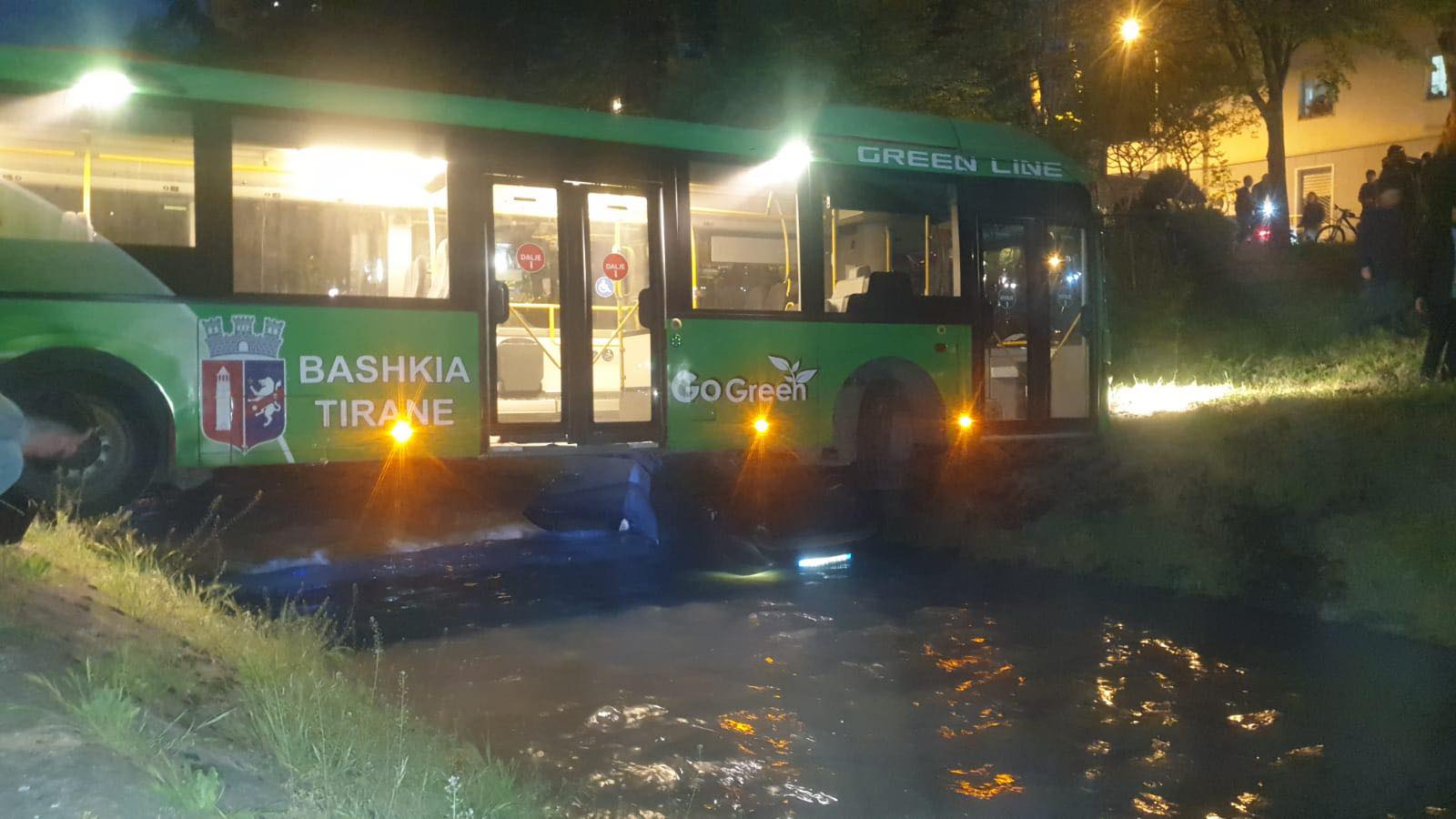 NDODH NË TIRANË! Autobusi i UNAZËS përplaset me makinën, përfundojnë të dy në Lanë