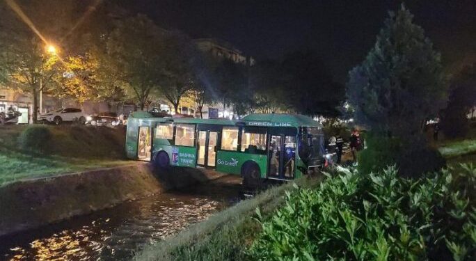 AKSIDENTI/ Veliaj pyetësor në “Twitter”: A doni ta lemë autobuzin te Lana, si instalacion?