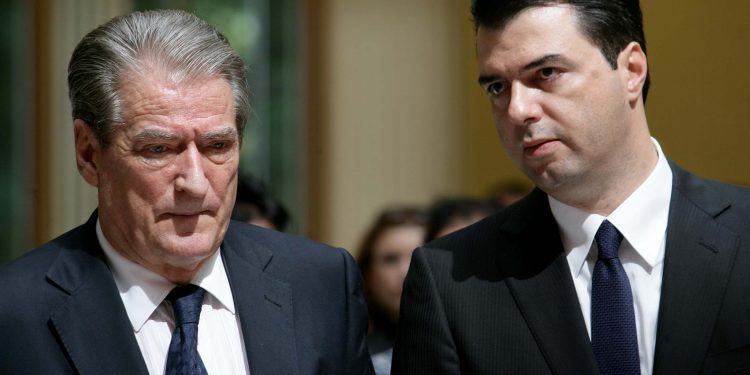 RRËFEN BISEDËN NË ZYRË/ Berisha: Donald Lu më kërkoi t’i merrja partinë Bashës, por e refuzova