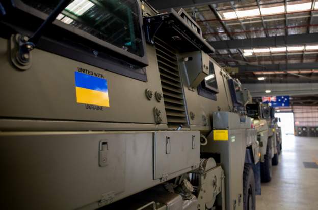 LUFTA/ Australia dërgon ndihmat e para ushtarake, nis në Ukrainë 3 nga 20 kamionët të blinduar