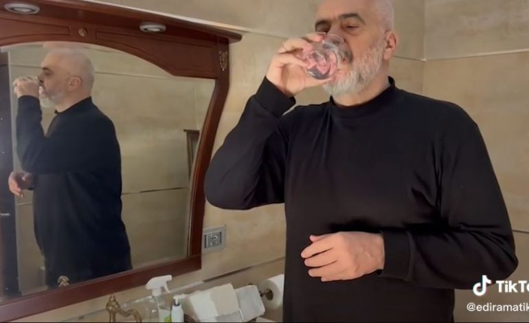 “DO I SHKOJA DHE NË SHPI PO TË MË PRISTE”/ Rama mban fjalën që i dha Tabakut, poston videon në Tik-Tok duke pirë ujë nga çezma