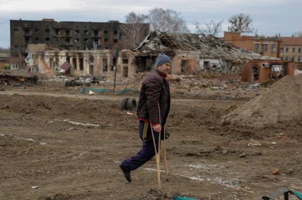 PAMJET E TRISHTA/ Copëza të shkëputura jete në Ukrainë, “pak frymë” në vendin e shkatërruar nga rusët e Putinit