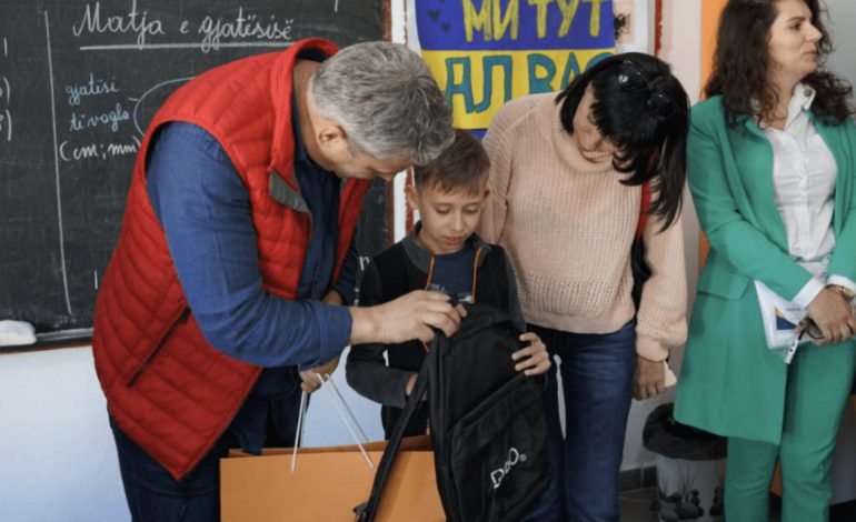 IKËN NGA LUFTA/ Dy fëmijët ukrainas nisin shkollën në Sarandë, mësueset ruse vetëofrohen për të ndihmuar