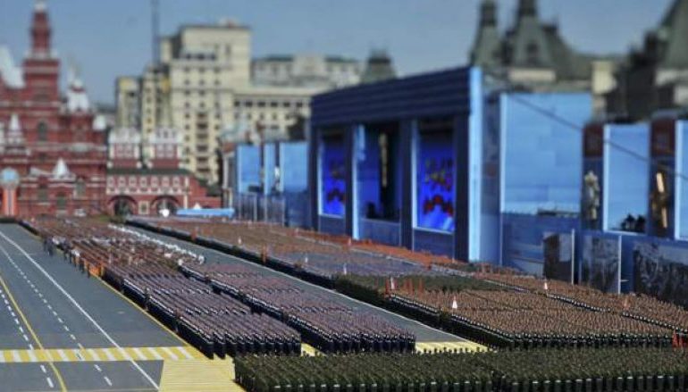 E KANË RRETHUAR PREJ JAVËSH/ Zyrtari ukrainas zbulon planet e Rusisë: Po përgatisin Paradën e Fitores së 9 majit në Mariupol