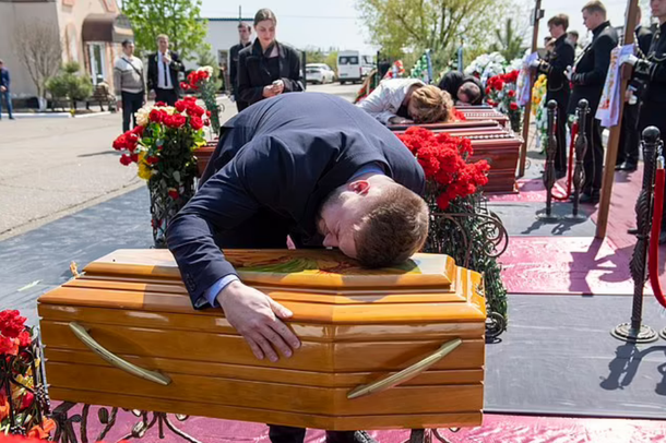 PAMJET E TRISHTA/ Raketat ruse i shuan familjen, babai “shembet” mbi arkivolin e vajzës 3-muajshe dhe gruas së tij