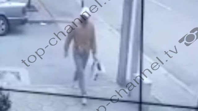 GRABITI POSTËN NË KAMËZ/ I maskuar dhe me paratë në dorë, ja momenti kur Elis Suçi largohet në drejtim të “Bulevardit Blu”