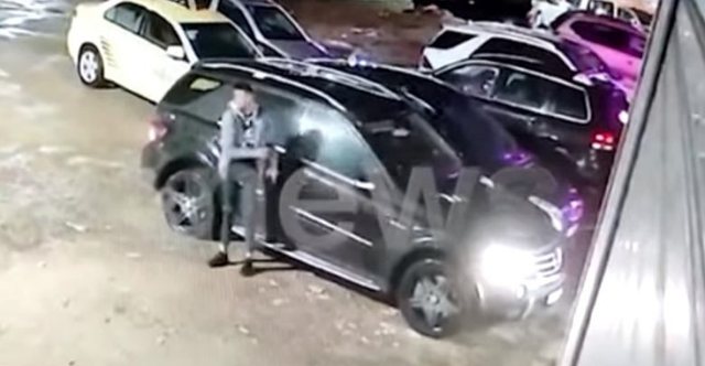 PO I NDIQTE POLICIA NË ASTIR/ Ja momenti kur dy të rinjtë braktisin mjetin luksoz dhe largohen (VIDEO)