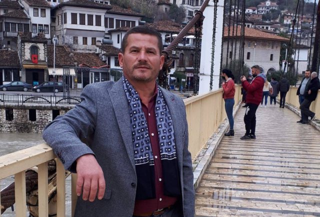 U AKUZUA PËR NGACMIM SEKSUAL NDAJ NXËNËSES/ Lihet në burg drejtori i shkollës në Lushnje