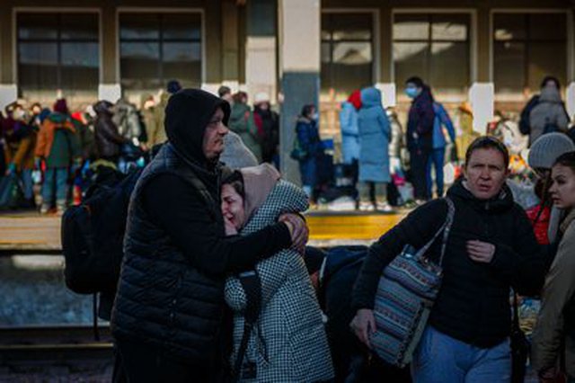 SHOKUESE/ Ushtarët rus të dehur, përdhunojnë 15-vjeçaren ukrainase së bashku me nënën