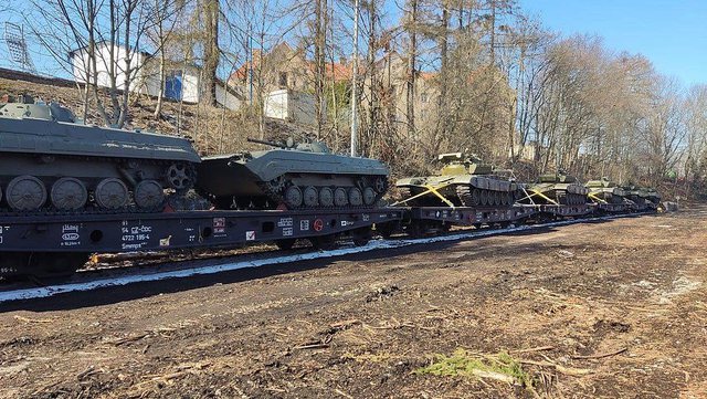 VENDI I PARË I NATO-S/ Çekia sfidon Kremlinin, dërgon tanke dhe automjete të blinduara në Ukrainë