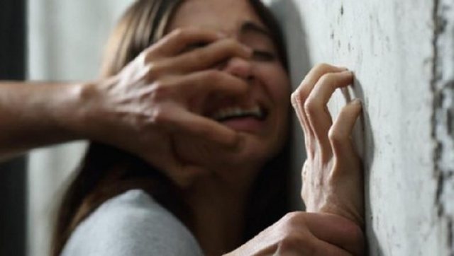 TRONDITËSE NË GREQI/ Babai abuzonte seksualisht me të bijën 10-vjeçare, i digjte duart mbi sobën kur ajo refuzonte