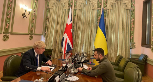 LUFTA/ Boris Johnson vizitë “surprizë” në Kiev, fotoja që askush nuk e priste