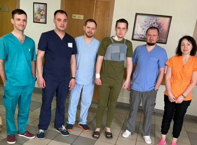 E RRALLË! Kirurgët ukrainas i heqin plumbin nga zemra që ende rrihte ushtarit, ai kërkon të kthehet në fushëbetejë