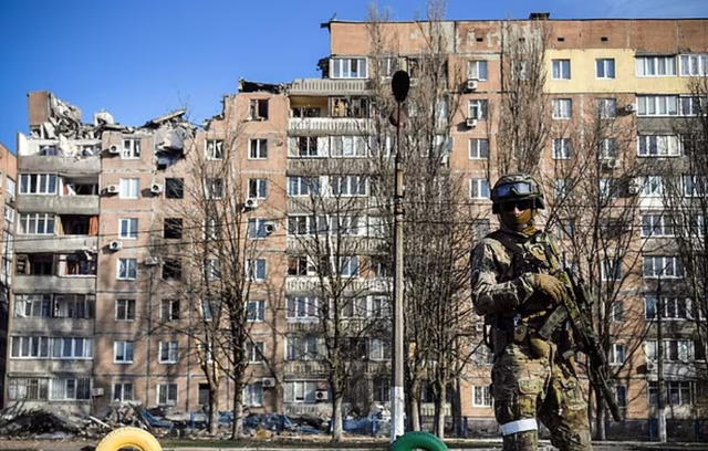 TRONDITËSE! Gruaja ruse i jep leje partnerit ushtar që të përdhunojë ukrainaset: Përdor mbrojtje (VIDEO)