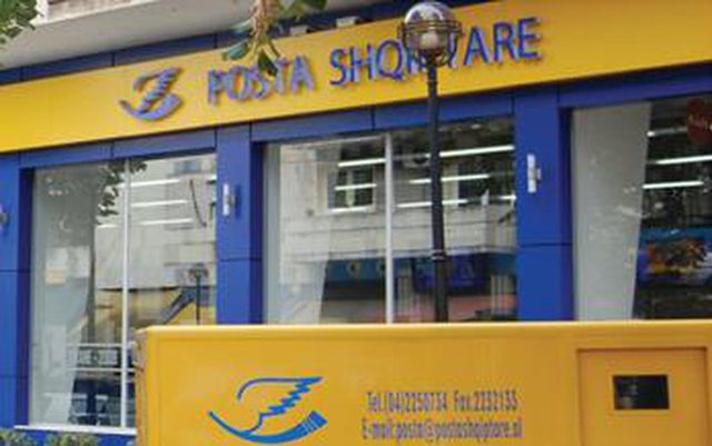 VODHI FILIALIN E POSTËS NËN KËRCËNIMIN E ARMËS/ Arrestohet grabitësi. Shpallet në kërkim bashkëpunëtori
