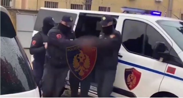 U KAP DUKE VJEDHUR/ Pranga 20-vjeçarit pasi tentoi të therë babain