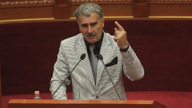 “FANSAT” I KËRKOJNË TË BËHET PRESIDENT/ Habit Kujtim Gjuzi: S’dua! Unë jam për MBRET