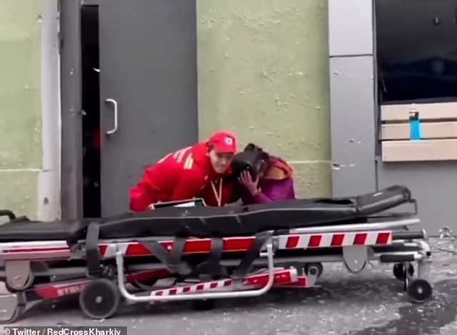 HERONJTË E LUFTËS/ Mjeku mbron gruan e plagosur me trupin e tij ndërsa artileria ruse sulmon me raketa (VIDEO)