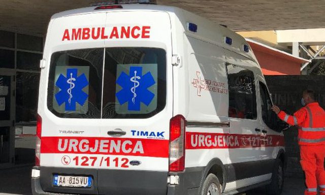 E RËNDË/ Punonte tokën por pajisja i pret këmbët, fermeri 45-vjeçar nga Berati dërgohet me urgjencë në spital