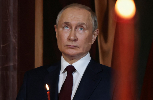 ME NJË QIRI NË DUAR/ Vladimir Putin merr pjesë në meshën e Pashkëve Ortodokse (FOTO)