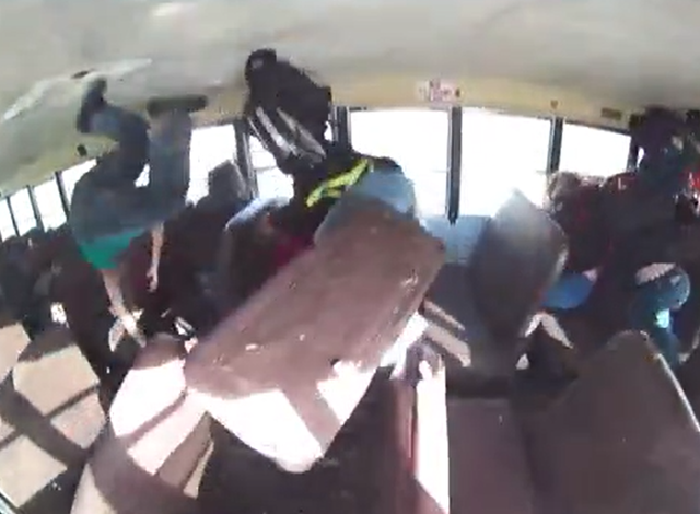 VIDEO TRONDITËSE/ Fëmijët “fluturojnë” në ajër, autobusi i shkollës përplaset me makinën me 180 km/h