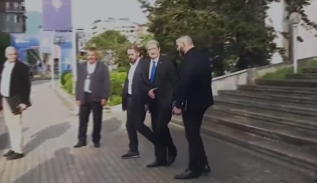 JO VETËM RRËZIMI/ Berisha “imiton” sërish Biden, i jep dorën njeriut të “padukshëm” (VIDEO)