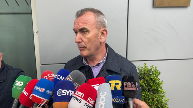 FLAKËT “I SHKRUMBUAN” ZYRËN/ Flet noteri në Lezhë: Nuk kam konflikte, erdha me vrap kur…